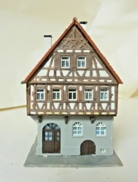 TT gauge TT120 (A) Tudor style house / cottage / pub with pavement paving Kibri