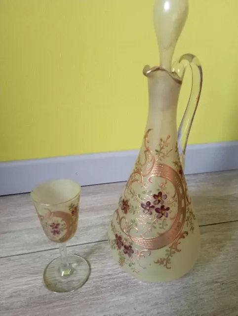 Carafe à liqueur très ancienne + verre décoré de violettes