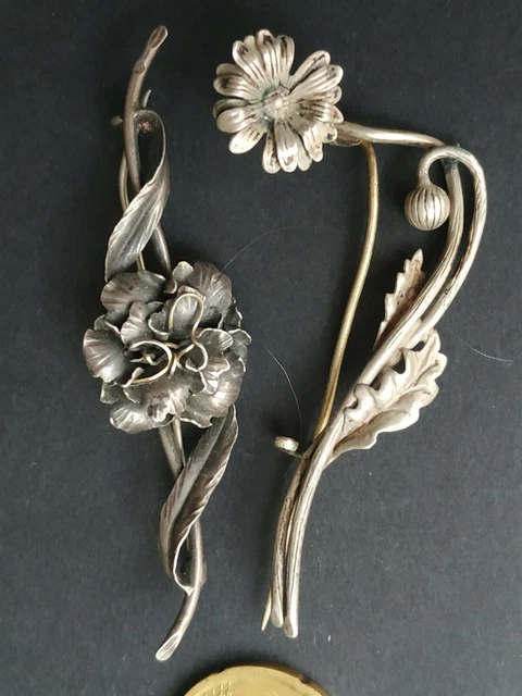 2 Broches fleurs anciennes, en argent poinçonné. Peut être Art Nouveau ?