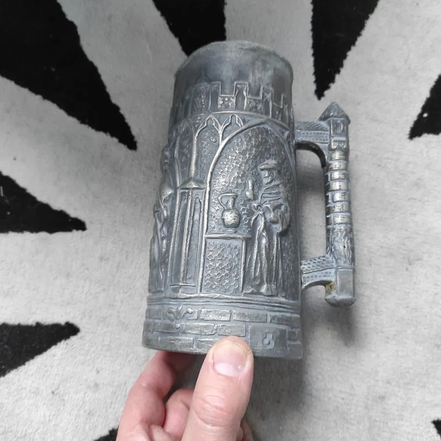 Ancien pichet chope étain décor Médiéval