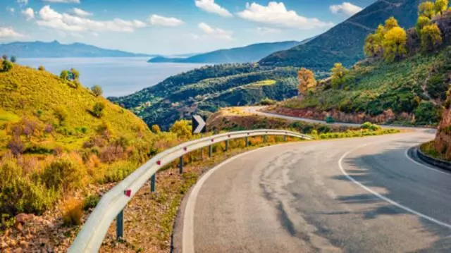 Typischer albanischer Blick auf die Adriaküste mit leerer Asphaltstraße. Maleris