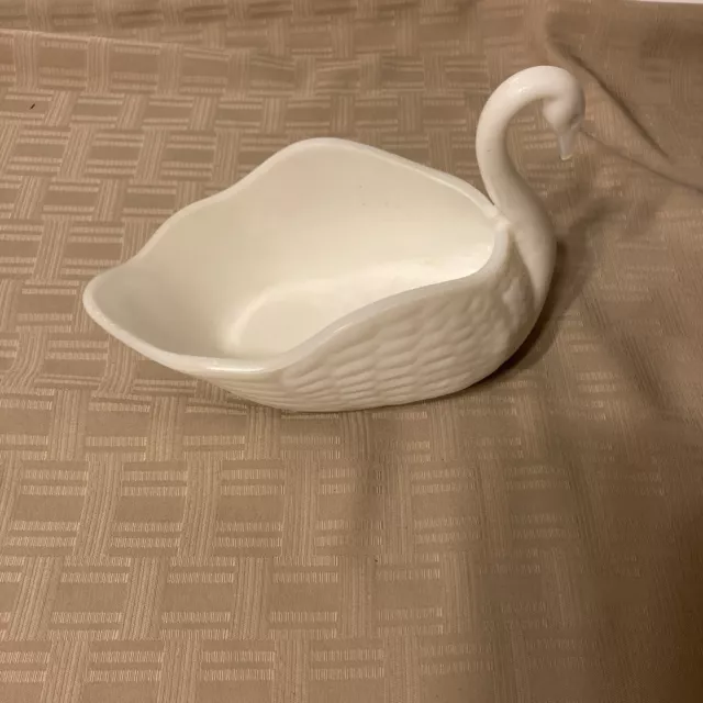 Vintage Elegant White Milk Glass Swan Dish/Planter 8.5" x 6" Vintage Elegant White Milk Glass Swan Dish/Planter 8.5" x 6"