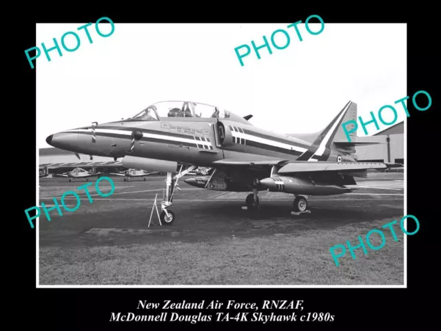 8x6 HISTORIC AVIATION PHOTO OF RNZAF NEW ZEALAND AIR FORCE SKYHAWK JET c1980s