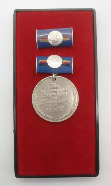 Medaille Für Hervorragende Leistungen Finanzwesen d. DDR  in Silber duchbohrt