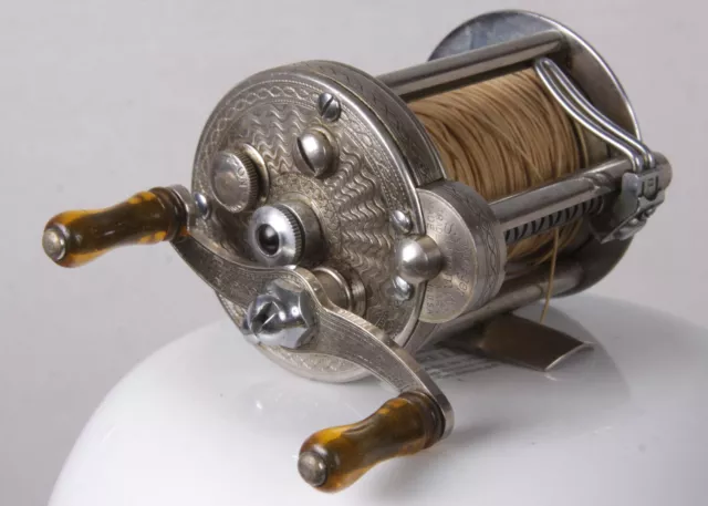 https://www.picclickimg.com/iNYAAOSwCyRldi0S/vintage-PFLUEGER-SUMMIT-FISHING-REEL-engraved-amber-knobs.webp