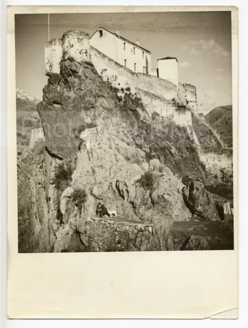 Corte : discussion au pied de la citadelle c. 1935 - Photo Vintage Corse