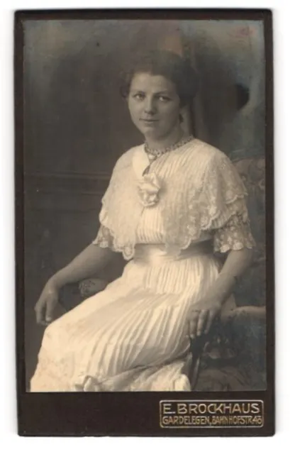 Fotografie E. Brockhaus, Gardelegen, Bahnhofstr. 43, Junge Dame im weißen Kleid