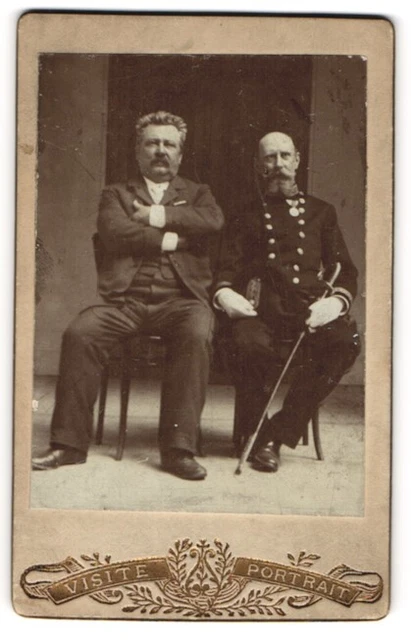 Fotografie Visite Portrait, Ort unbekannt, Veteran in Uniform mit Orden