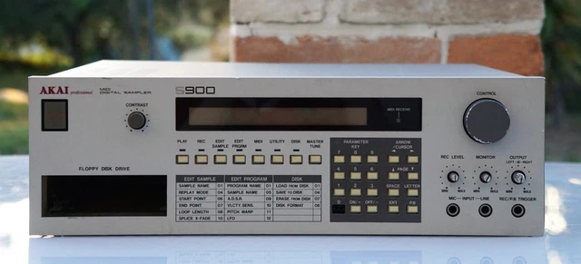 Akai S-900  12 Bit Stereo Digital Sampler - Not Working, For Spare Parts