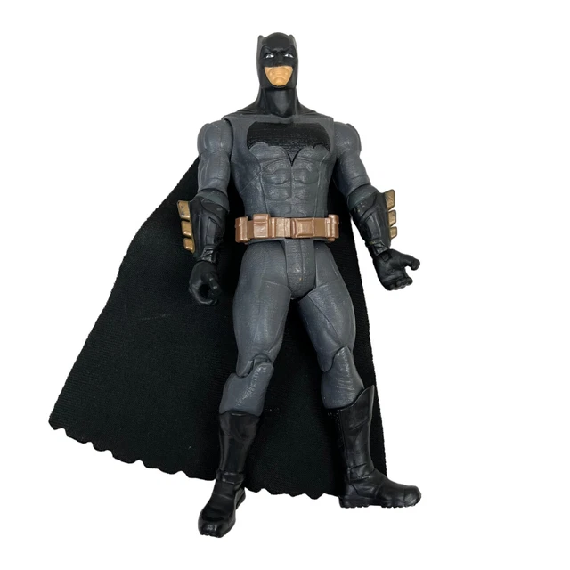 DC Comics Batman Action Figure Collectable Toy Bendable Fabric Cape 6 in