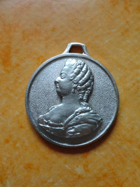 Médaille De Marie-Antoinette En étain/acier - Pendentif Lune Argenté, Neuf Avec étiquette