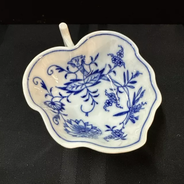 Vintage Meissen Blue Onion Porcelain Small Leaf Shaped Dish Blue White 4”x3-1/4”