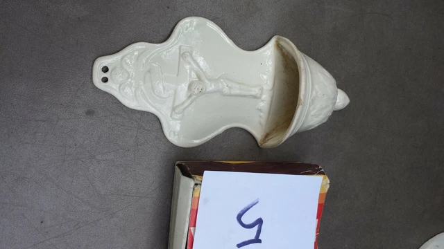 5/ Ancien petit bénitier en faïence biscuit bombé avec Christ sur la croix