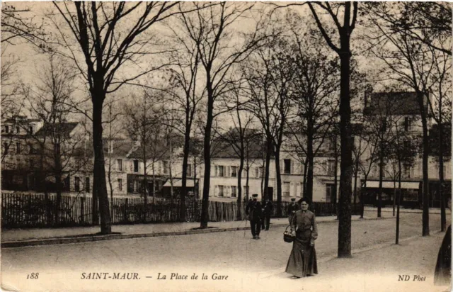 CPA St-MAUR - La Place de la Gare (390329)