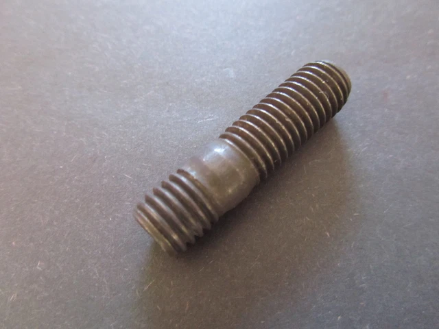 Genuine GM Exhaust Crossover Pipe Stud 10182334 For 1999-2005 V8 Models - OEM New