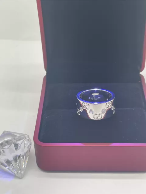 BEAUTIFUL Gucci ICON 18K White Gold Diamond Logo Band Ring - Size 5.5