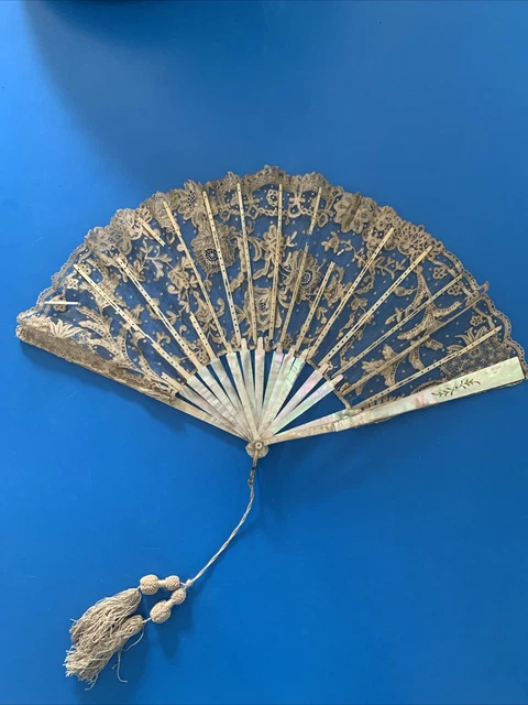 Éventail Ancien En Dentelle De Bruxelles Et Nacre - Style Napoléon III, XIXe Siècle, Objet De Décoration