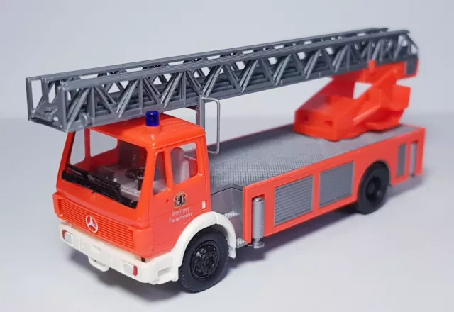 Herpa Mercedes Benz SK 30-12 "Metz" DLK "Berliner Feuerwehr" Leuchtrot 1:87/HO