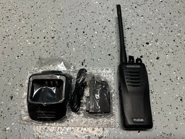 Kenwood TK-2400-K2 / TK-2400V16P Radio VHF  16-Ch 2W /w Accessories - Excellent