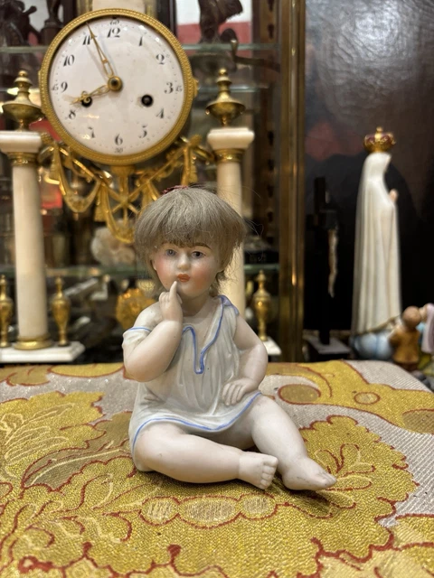 Ancienne Poupée, Poupon En Porcelaine Sur Sa Chaise