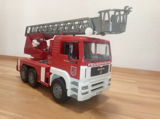 Bruder MAN Feuerwehr mit Drehleiter TGA 41.440 LKW Auto Made in Germany