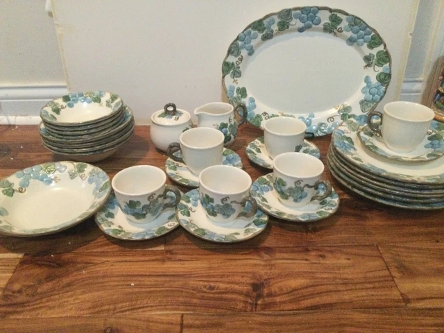 31 pc Metlox Poppytrail Blue Green Grape SERVICE for 6 plates bowls platter EXC 31 pc Metlox Poppytrail Blue Green Grape SERVICE for 6 plates bowls platter EXC