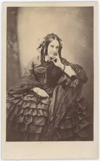 CDV circa 1860. Femme de la noblesse parisienne à identifier par Démée à Paris.