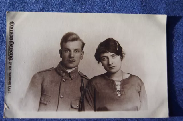 Carte photo soldat et femme  /  154 sur  col / LILLE