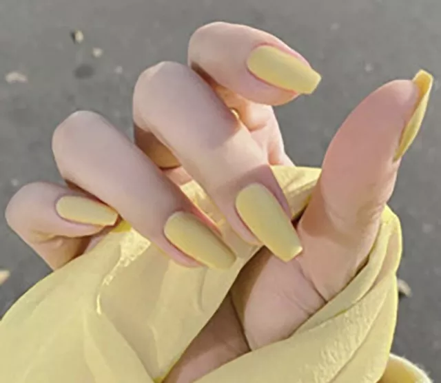 faux ongle autocollant jaune pastel cercueil