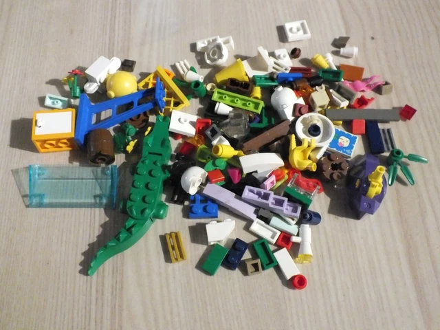 LEGO lot de petits éléments vrac avec un beau crocodile