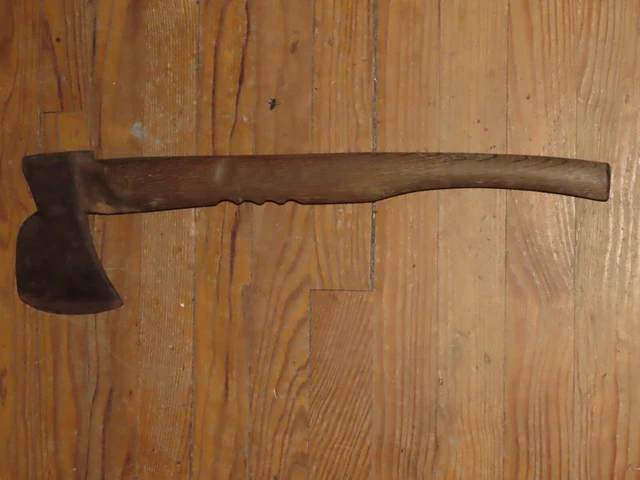 Hache Ancienne Monin Autun - Outil Bois Forgé, Manche Sculpté, 59 Cm, France