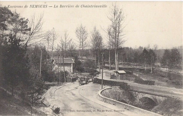 CPA 77 BRIE Env Melun Fontainebleau NEMOURS La Barrière de CHARTRAINVILLE animée