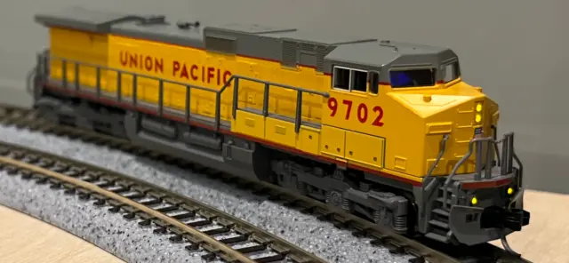 Kato 176-3304 C44-9W Union Pacific #9702 UP Dash 9 N-Scale Fast Shipping
