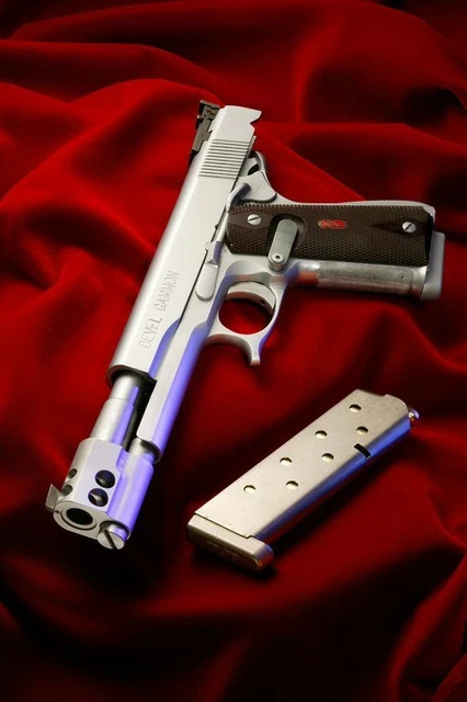 Armes à Feu. Pistolet. Gros Plan Le Pistolet Se Trouve Sur Un Fond