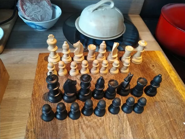 Vintage-Staunton Boxwood Chess Pieces Set House Martin Boxed Well Used See Pics