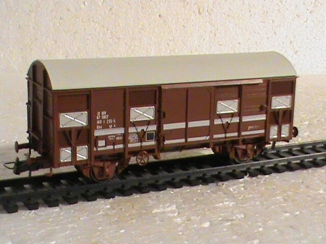 ROCO ( 4301 ) WAGON COUVERT A ESSIEUX DE LA DB EN BOITE HO