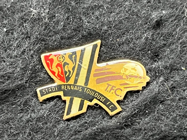 Pin's Blason Football : Les bleuets du Bourneau