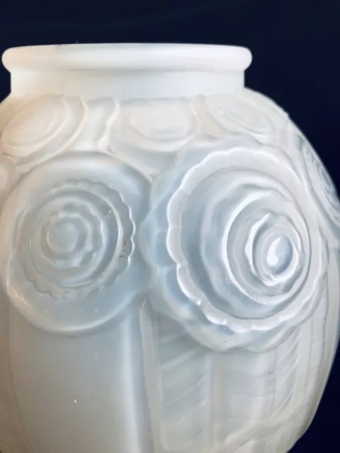 ART DECO  VASE MODÈLE  ROSES SIGNÉ André Hunebelle France Opalescent