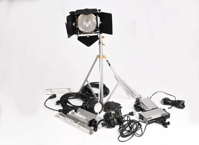 Lowel 5 Light Kit with Case, Stand and Umbrella