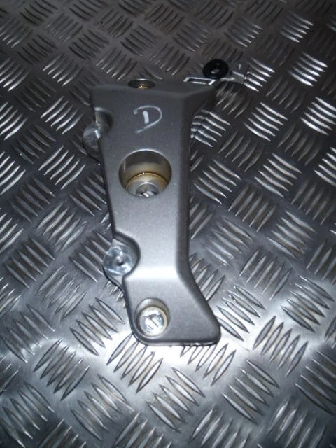 Honda CBF CB 600 F . Cache ALU Droit d AXE de Bras Oscillant