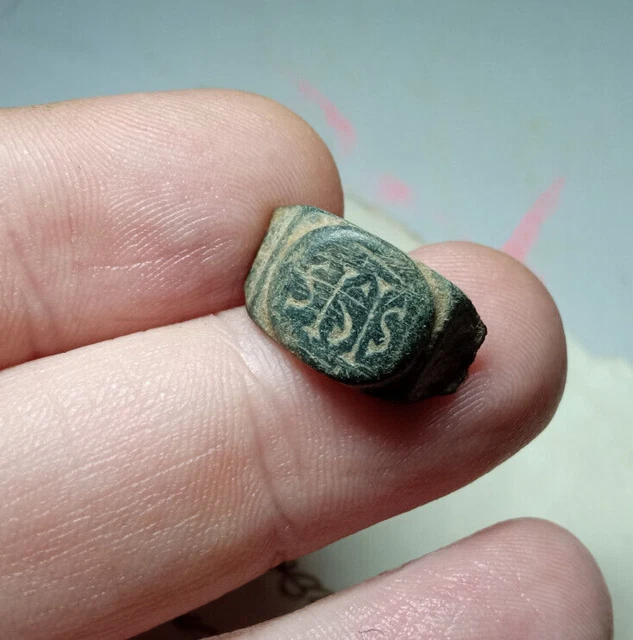 fabuloso ANILLO IBERO ROMANO  CON INSCRIPCION A LA DIOSA ISIS -ROMAN BRONZE RING