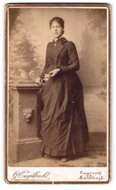 Fotografie G. Engelbrecht, Bayreuth, Junge Dame in zeitgenössischer Kleidung