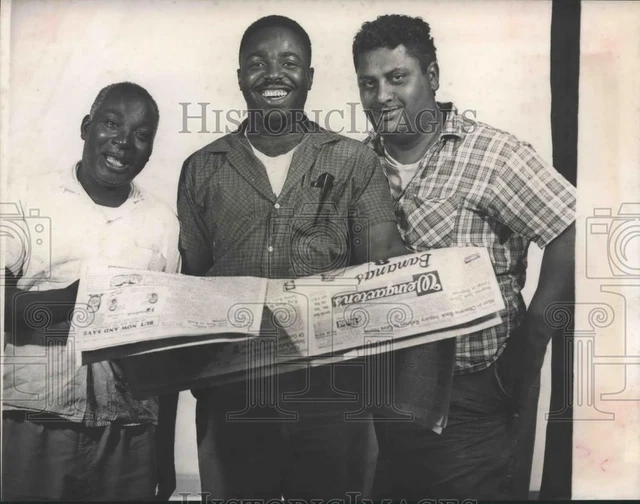 1965 Press Photo Longshoremen read about their being "missing" in Galveston Bay