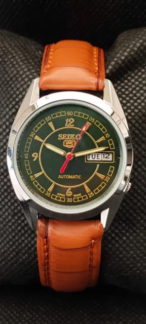 Vintage Seiko 5 Automatic Japan Made Day Date Men's Wrist Watch Looking Good
