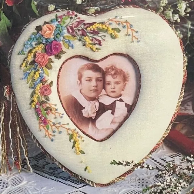 Marco de corazón bordado cinta de seda patrón Judith Baker Montano