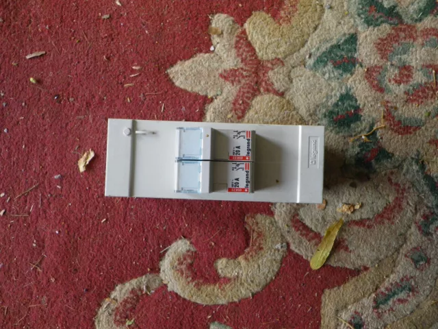 Porte fusible mural socle et fusibles 20 A, modèle Legrand, avec socle et cartou