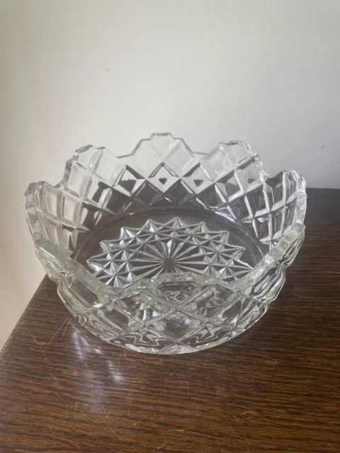 Vintage - Pressed glass - Diamond pattered - fruit bowl basket - glass dish