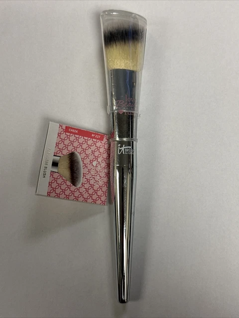 IT Cosmetics 227 cepillo en ángulo impecable crema en polvo rubor líquido nuevo sellado
