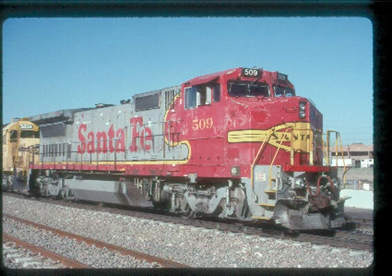 ORIGINAL SLIDE- ATSF Santa Fe B40-8W 548 & Train In Cajon Pass 12/90 £3 ...