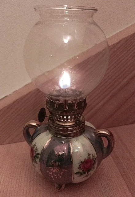 LAMPE À PÉTROLE ancienne en opaline décor emaillé EUR 39,99 - FR